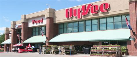 Store Locator Find a friendly, neighborhood Hy-Vee near you. Hy-Vee operates more than 240 retail stores in eight Midwestern states, including Illinois, Iowa, Kansas, Minnesota, Missouri, Nebraska, South Dakota and Wisconsin. Enter one (zip code, or state or city) to find the nearest Hy-Vee: